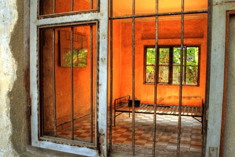 Phnom Penh: Tuol Sleng Genocide Museum & Killing Fields Tour