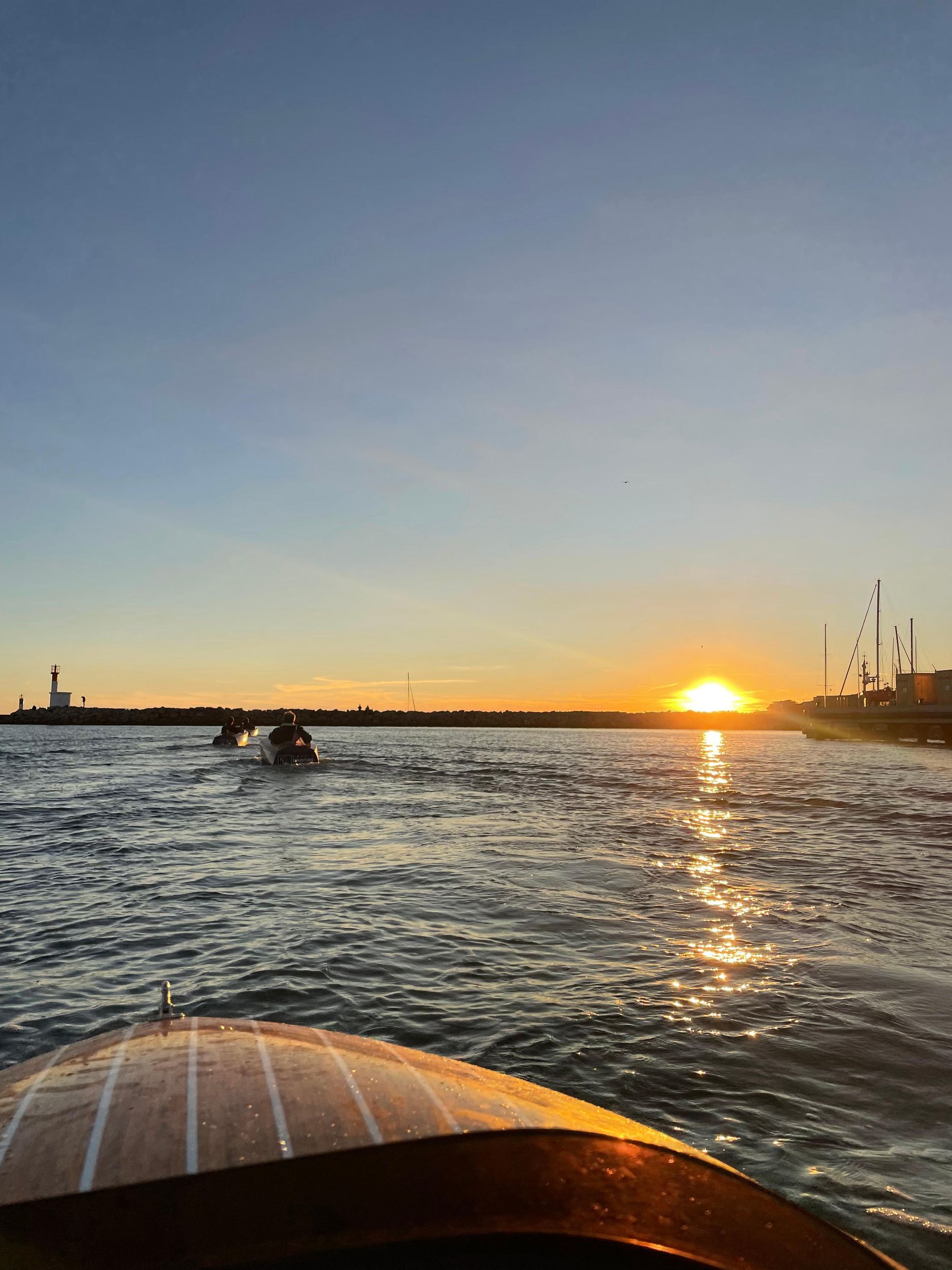 Sète: Miniboat bei Sonnenuntergang