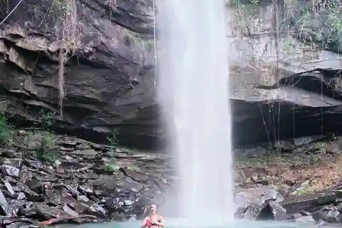 Descubra a cachoeira escondida com macarrão e bolo Khmer