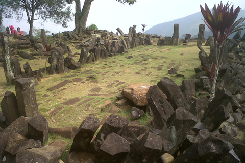 Vanuit Jakarta : Prehistorische berg Padang