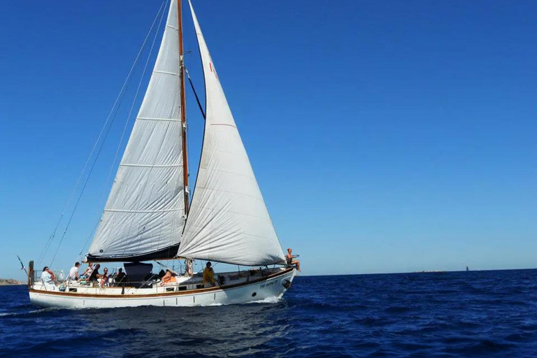 Catânia: Passeio de barco com aperitivo, prosecco e mergulho com snorkel