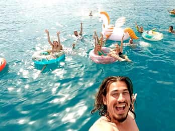 Athen: Dagscruise med svømming på øyene. DJ, lunsj og drikke inkludert.