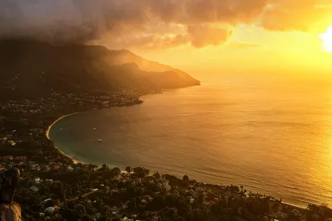 Explorateur de couchers de soleil ! Randonnée dans les montagnes des Seychelles
