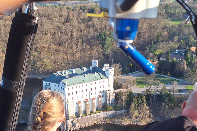 From Prague: Balloon ride with Champagne & Picnic