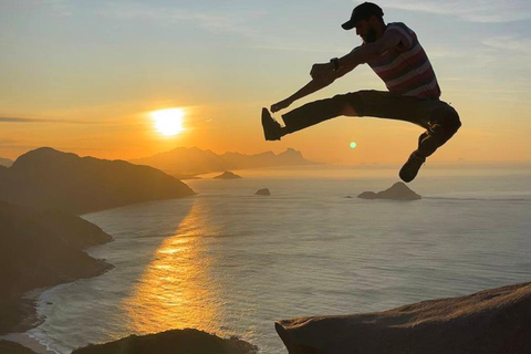 Rio de Janeiro: Tour a piedi di Pedra do Telégrafo con spiaggeAlba: Tour escursionistico di Pedra do Telégrafo con le spiagge