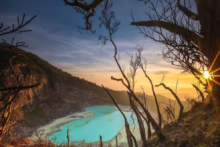 Jakarta : Cratère blanc du volcan et source d&#039;eau chaude naturelle à l&#039;ouest de Java