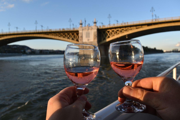 Budapest: Crociera con visita alla città e drink di benvenutoBudapest: crociera serale sulle principali attrazioni della città con drink di benvenuto