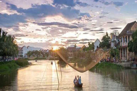 Hoi An: Pescaria com churrasco ao pôr do sol em um passeio de barco com moradores locais