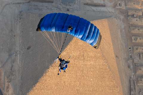 Fallschirmspringen über den großen Pyramiden in Kairo, Ägypten