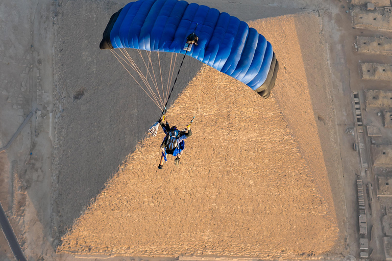 Fallschirmspringen über den großen Pyramiden in Kairo, Ägypten