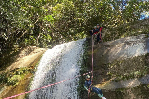 Extreme Canyoning ALL Inclusive nära MedellínFloden La Chorrera