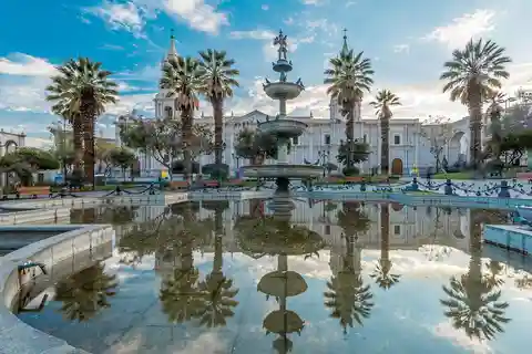 Guided tour of Arequipa and the Santa Catalina monastery.