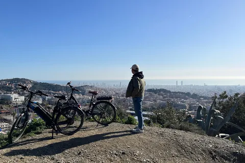 バルセロナからティビダボへ：隠れた宝石と絶景 eバイクツアー
