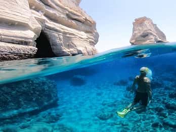 Adamantas: Full-Day Milos & Poliegos Boat Tour with Meals