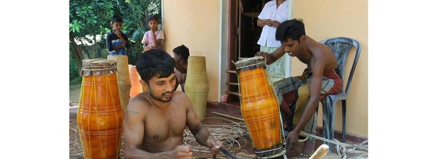 Jaffna : Atelier de fabrication de tambours traditionnels avec des artisans