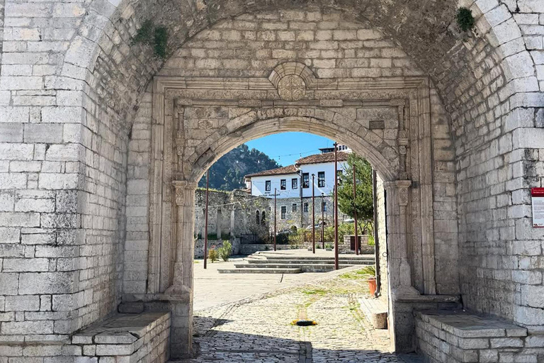 De Tirana: Viagem de 1 dia a Berat com entrada no castelo e no museu