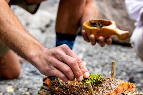 Oslo: Malmøya Guided Hike with Waffle & Salmon Experience