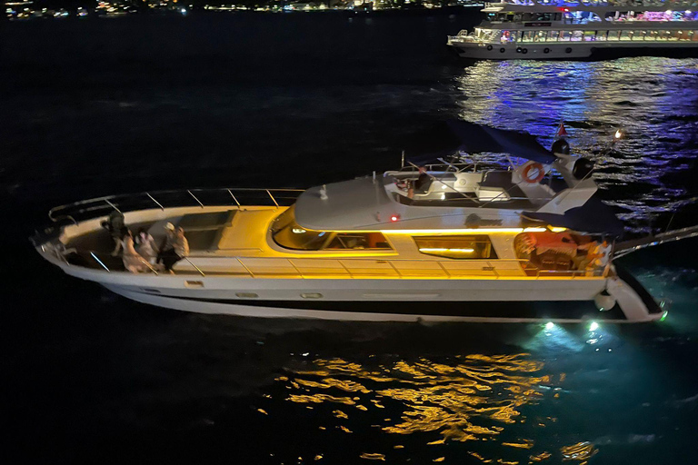 Istanbul: Crociera privata sul Bosforo con uno yacht di lusso