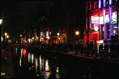 Amsterdam: rondleiding door de Wallen en coffeeshopsPrivate Red Light District en Coffeeshop-tour