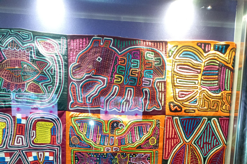 Visita histórica a pie por Panamá con brindis al final