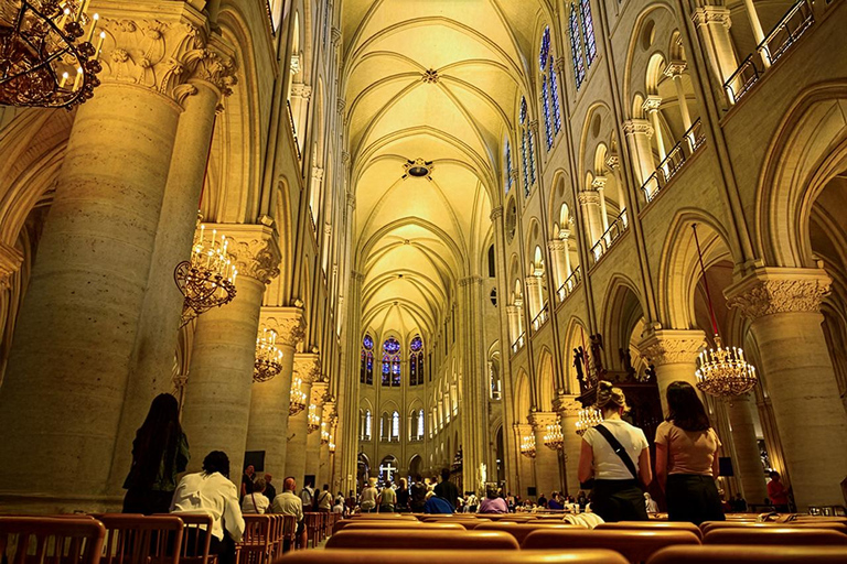 Small Group Notre Dame Tour with Skip-the-Line Access