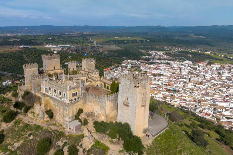 在阿尔莫多瓦尔德尔里奥骑马。