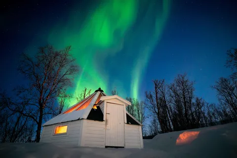 Tromsö: Snöskotersafari med vistelse i Aurora Crystal Lavvo