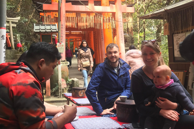 Dentro de Fushimi Inari - exploração e almoço com moradores locais