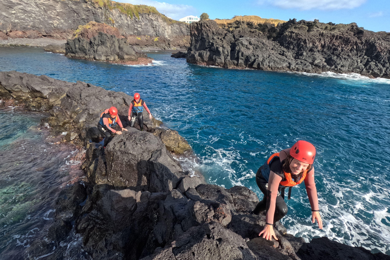 Azores Coasteering – Caloura l S. MiguelAzoren Coasteering – Caloura l S. Miguel