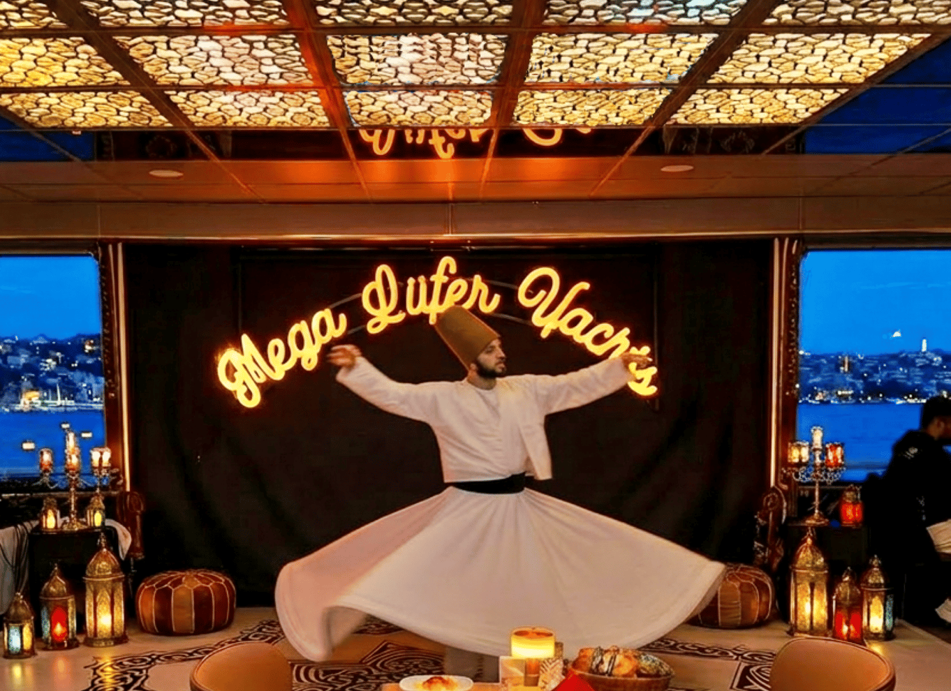 Istanbul: Bosporus-middagscruise og show med privat bord