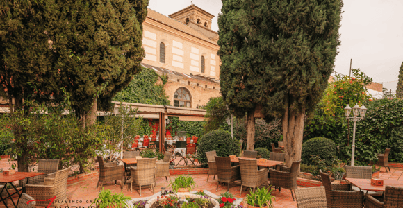 Granada: À la carte dinner with flamenco show at Jardines de Zoraya