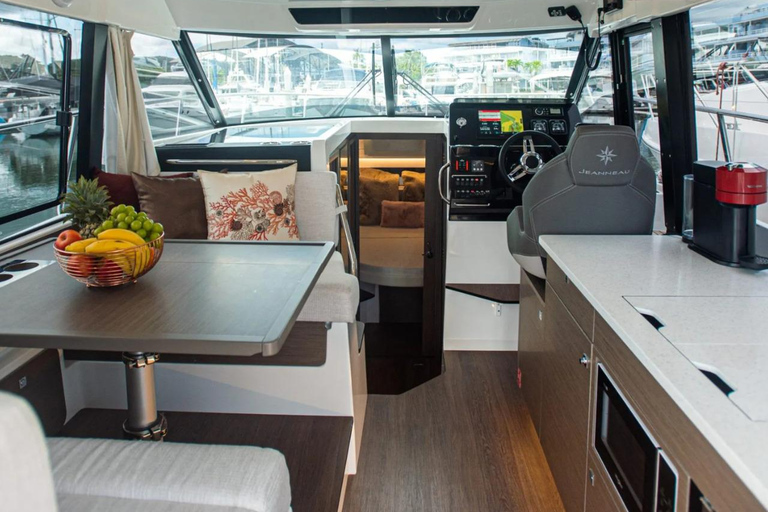 Yakarta: yate privado de lujo para fiestas y celebraciones al atardecer.Yate privado de 2 horas al atardecer (4:30 p. m.-6:30 p. m.)