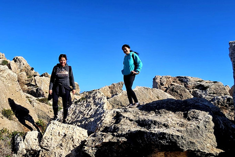 Gozo svelato: Tour guidato di escursionismo con bouldering