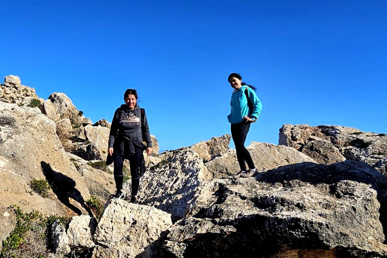 Gozo svelato: Tour guidato di escursionismo con bouldering