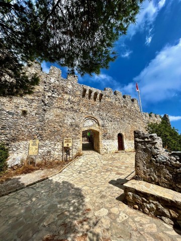 St. Hilarion Castle en Bellapais-ruïnes - Noord-Cyprus