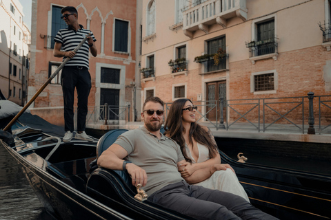 Venice: Photo Shoot with a Local Photographer and City Tour ELITE – 60 min | 50 photos + Gondola photos