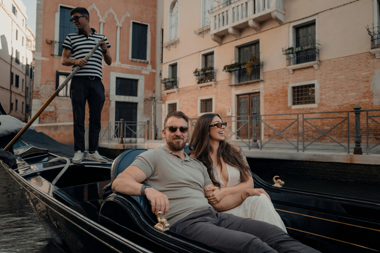 Venice: Photo Shoot with a Local Photographer and City Tour ELITE – 60 min | 50 photos + Gondola photos