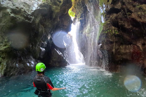 Kourtaliotiko-Schlucht: Geführte Flussabenteuerwanderung mit Mittagessen