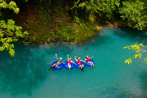 Tubulação no Rio Celeste: Experiências na natureza e águas azuisTubulação no Rio Celeste, aventura e natureza