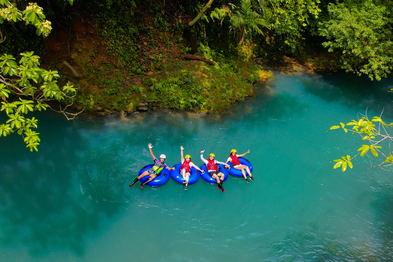 Tubulação no Rio Celeste: Experiências na natureza e águas azuisTubulação no Rio Celeste, aventura e natureza