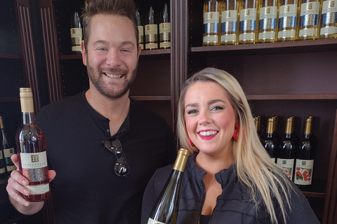 جولة النبيذ في مدينة ترافيرس سيتي القديمة بدون حافلات لكبار الشخصيات من جي إم سي سي يوكون