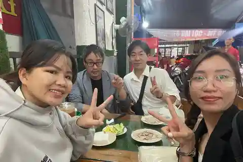 Visita privada a la comida callejera de la ciudad de Da Nang con estudiantes locales