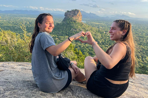 Depuis Kandy : Excursion d&#039;une journée à Sigiriya, Dambulla et Minneriya