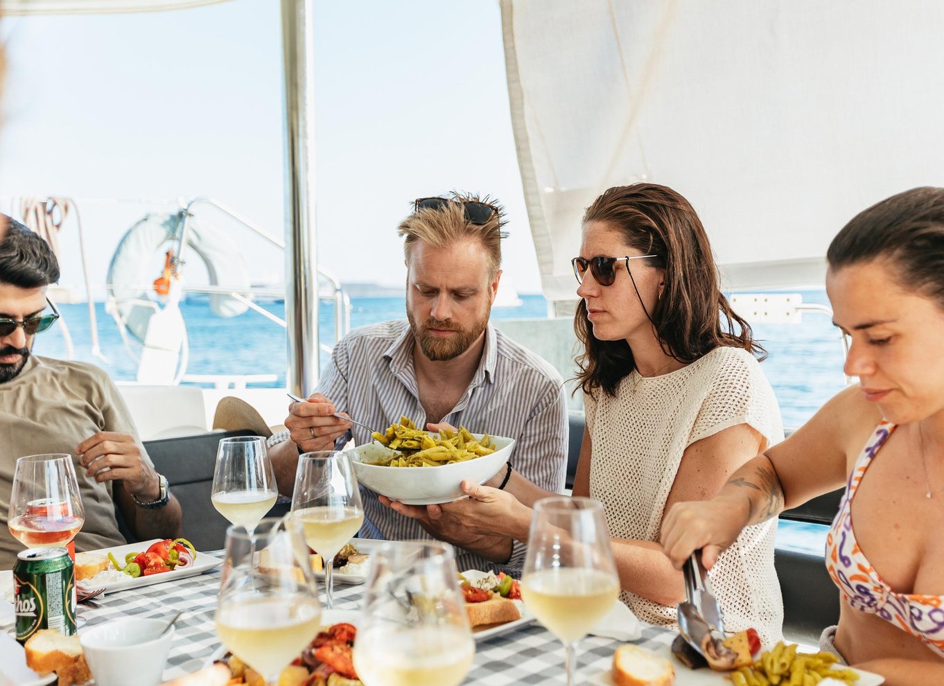 Athen: Riviera Catamaran Cruise med måltid og drikkevarer