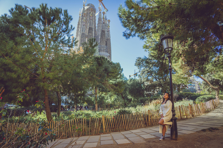 Barcelona: Professional Photoshoot Outside Sagrada Familia 45-Minute Photoshoot with 50 Photos