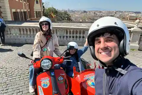Roma in GoldenHour Tour privato in Vespa Sidecar al tramonto &Spritz