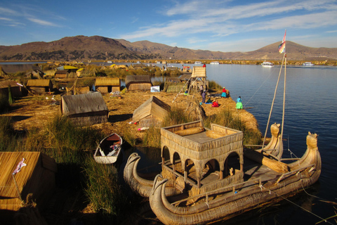 Visita los Tesoros del Titicaca: Explora las Islas Flotantes y Taquile