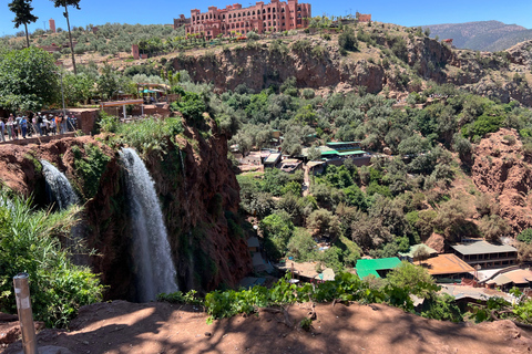 Z Marrakeszu: wodospady Ouzoud z lokalnym przewodnikiem i rejsemUdostępnij Wycieczka Marrakesz: Wodospady Ouzoud z przewodnikiem i rejs statkiem