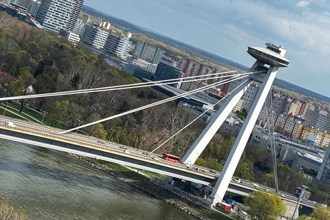 Desde Budapest: excursión de un día a Bratislava en furgoneta