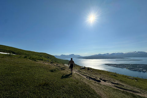 特罗姆瑟：弗洛伊山徒步导览之旅，欣赏壮丽景色Tromsø: Private Guided Hike to Mount Fløya (Snacks &amp; Drinks)